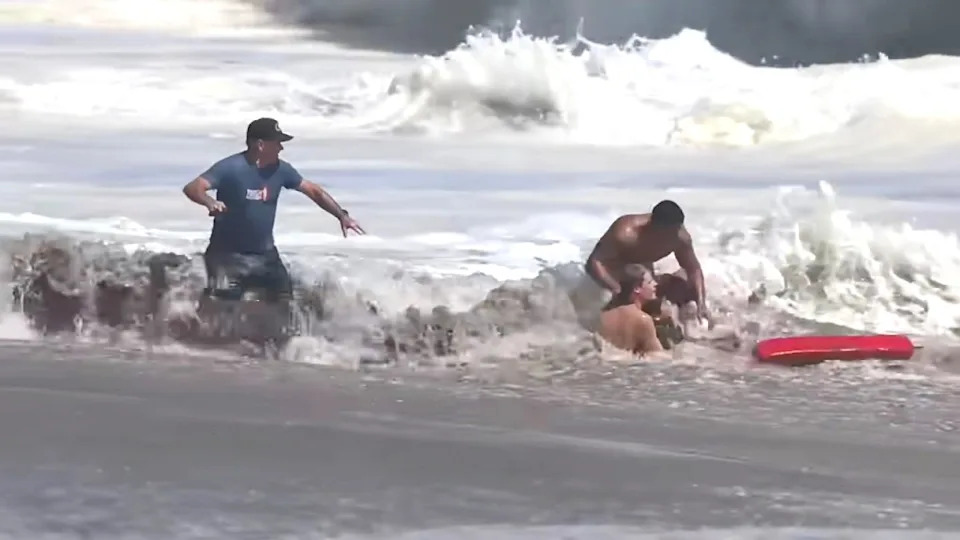 Rookie Hero: 16-Year-Old Lifeguard Battles 8–10 ft Surf to Save 10-Year-Old at Seabright Beach