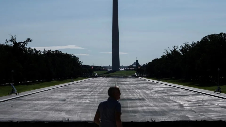 Trump’s Monumental Mix: Grand Projects, Iran Stalemate and Voters’ Growing Frustration
