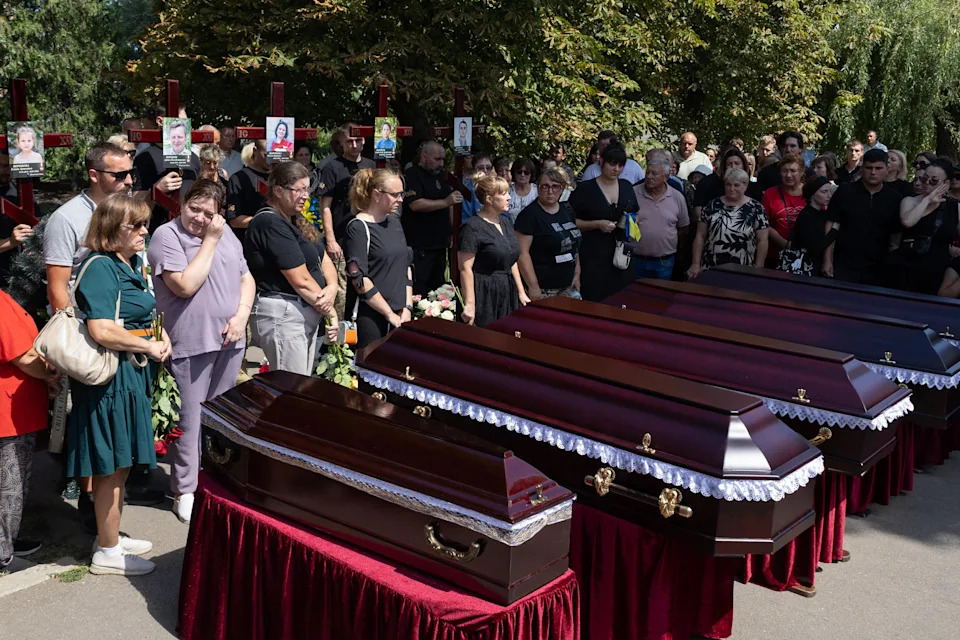 Sahrana porodice iz Kryvyi Riha nakon pogotka Iskanderom: petoro sahranjeno, broj žrtava nije konačan