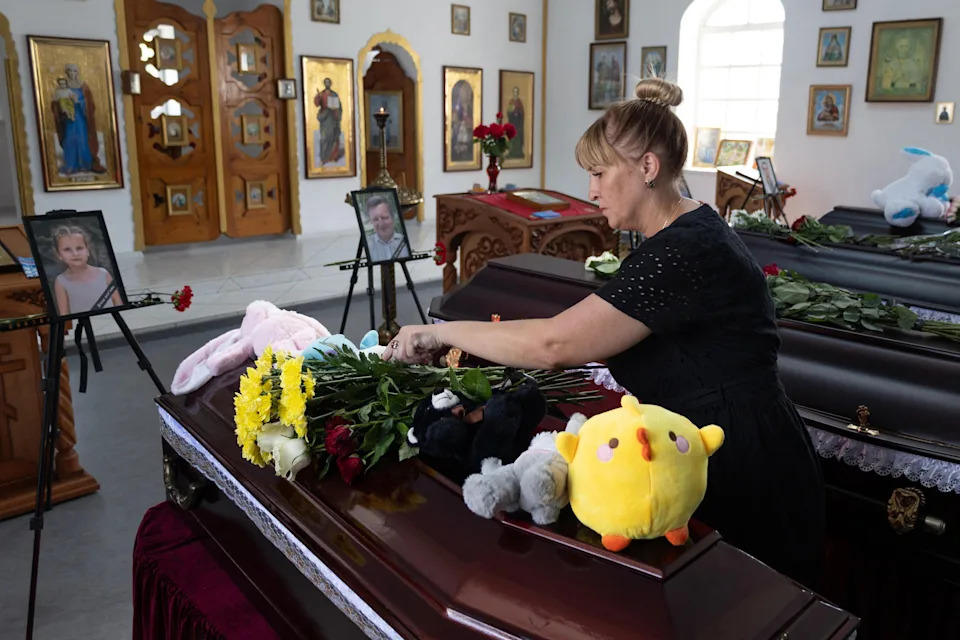 Sahrana porodice iz Kryvyi Riha nakon pogotka Iskanderom: petoro sahranjeno, broj žrtava nije konačan