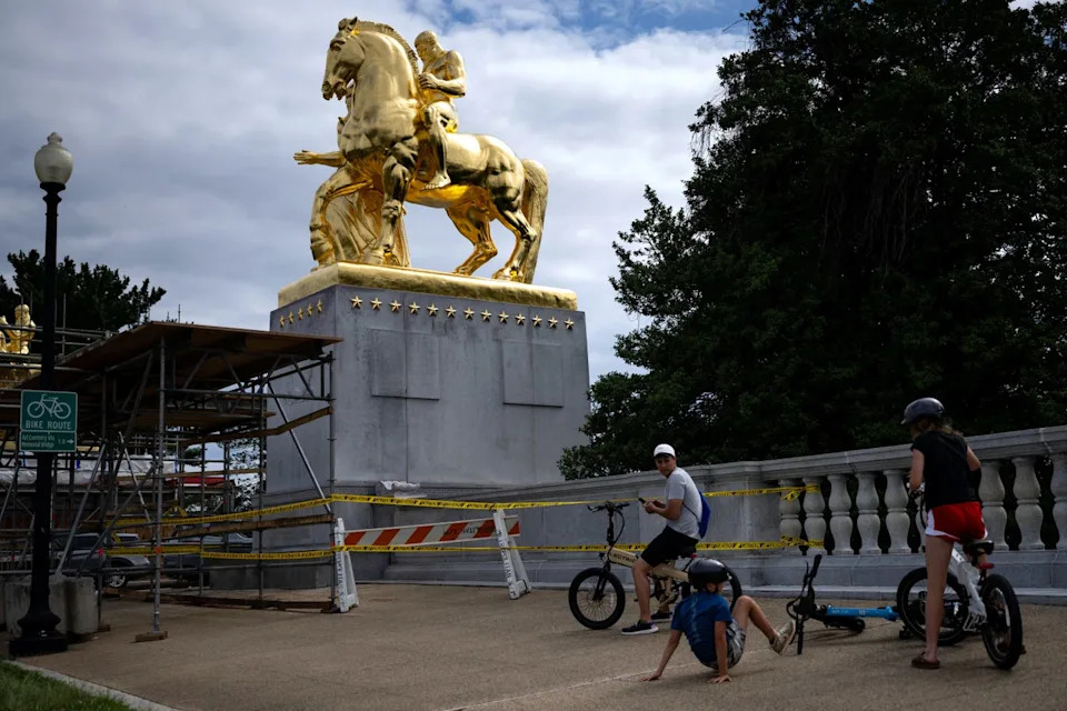 Trump Unveils Four 19‑Foot Bronze Statues Regilded With 23‑Karat Gold in Washington, D.C.
