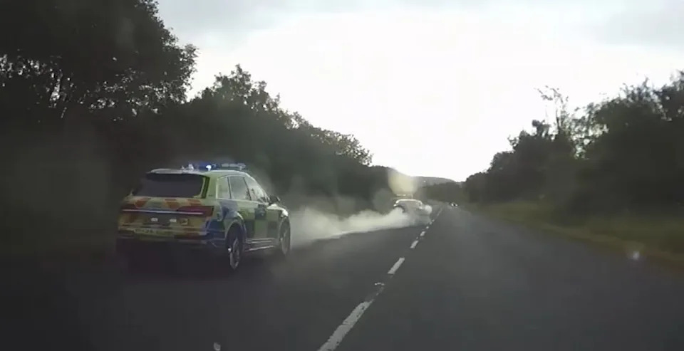Tinejdžer U Audi S5 Je Dostigao 140 mph — Dashcam Snimak Pokazuje Kako Su Policajci Zaustavili Potjeru