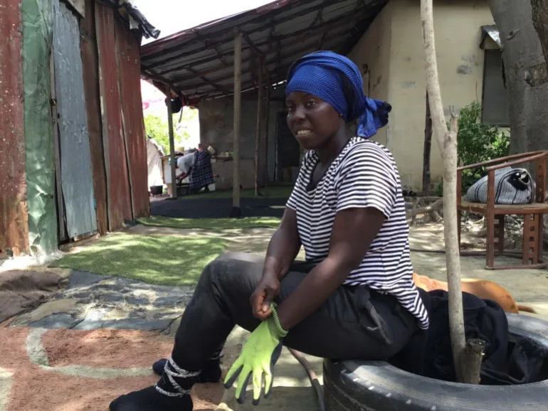 Žene iz Ndangana Sadnjom Mangrova Čuvaju Banjul — Priča o Fatou Jarjue