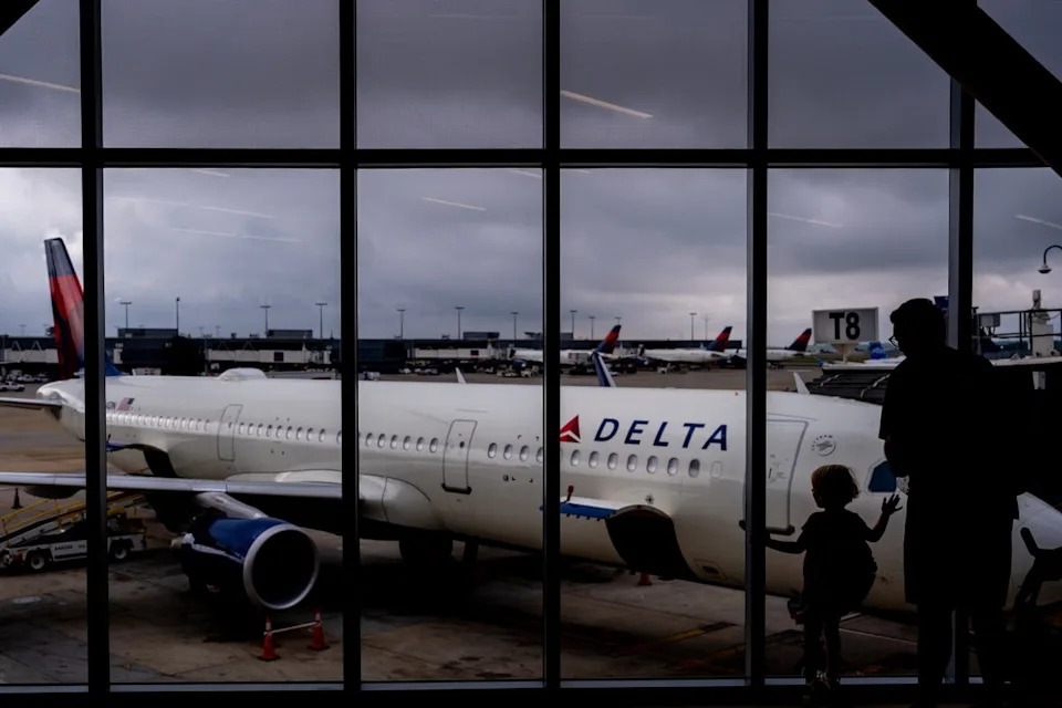 Cockpit Fumes Force Delta 757 To Return To Atlanta; 199 Evacuate Via Emergency Slides