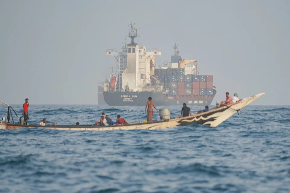 U.S. and Iran Exchange Messages Through Intermediaries as Talks Continue; Strait of Hormuz Remains Flashpoint