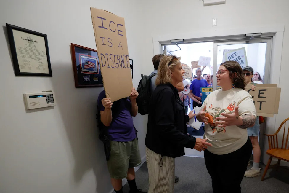Poll: About 8-in-10 Independents Say ICE Used Excessive Force — A Midterms Risk For Republicans