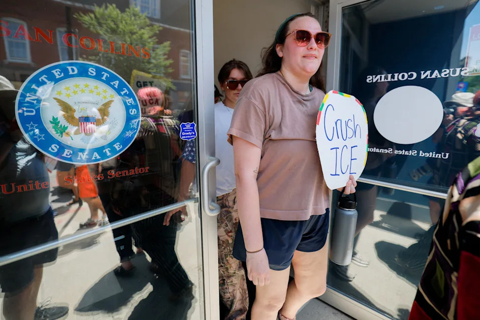 Poll: About 8-in-10 Independents Say ICE Used Excessive Force — A Midterms Risk For Republicans