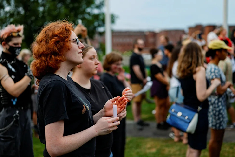 Poll: About 8-in-10 Independents Say ICE Used Excessive Force — A Midterms Risk For Republicans