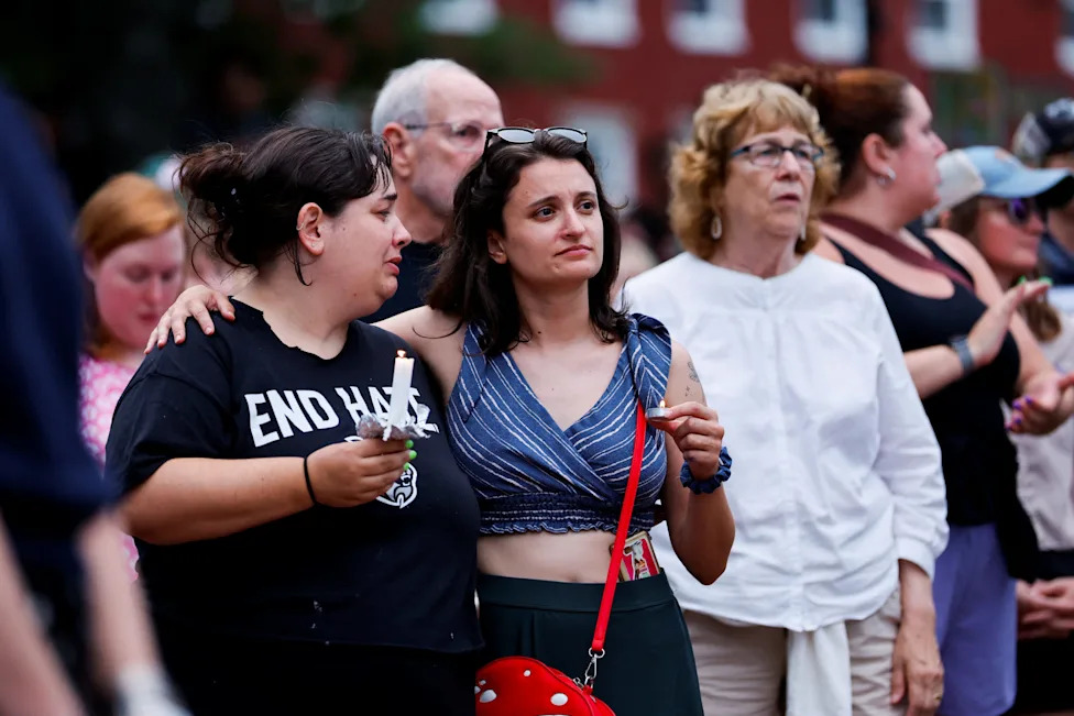 Poll: About 8-in-10 Independents Say ICE Used Excessive Force — A Midterms Risk For Republicans