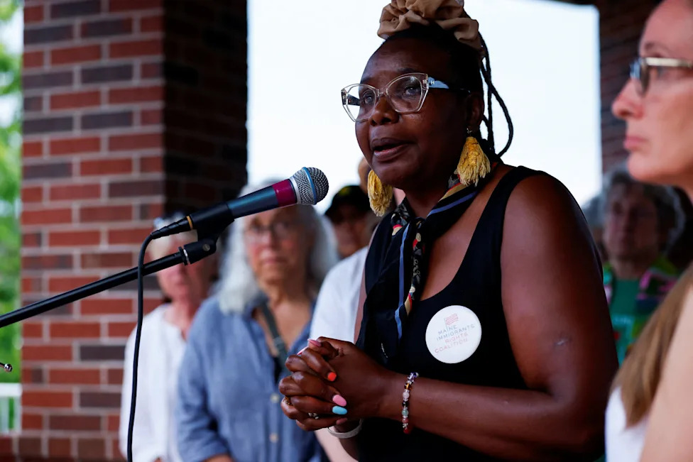 Poll: About 8-in-10 Independents Say ICE Used Excessive Force — A Midterms Risk For Republicans