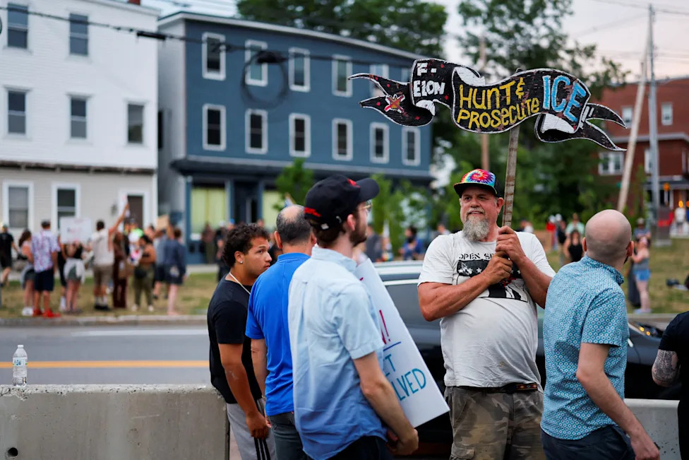 Poll: About 8-in-10 Independents Say ICE Used Excessive Force — A Midterms Risk For Republicans