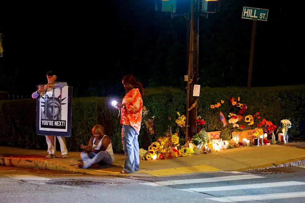 Poll: About 8-in-10 Independents Say ICE Used Excessive Force — A Midterms Risk For Republicans