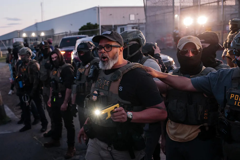 Poll: About 8-in-10 Independents Say ICE Used Excessive Force — A Midterms Risk For Republicans