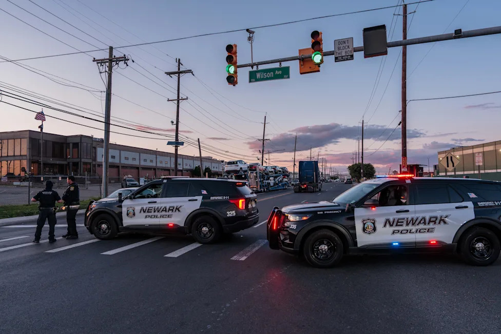 Poll: About 8-in-10 Independents Say ICE Used Excessive Force — A Midterms Risk For Republicans
