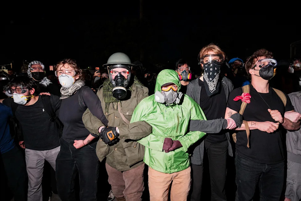 Poll: About 8-in-10 Independents Say ICE Used Excessive Force — A Midterms Risk For Republicans