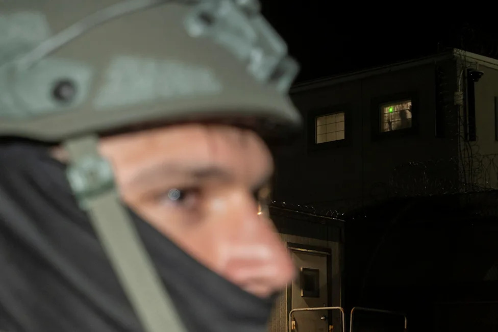Poll: About 8-in-10 Independents Say ICE Used Excessive Force — A Midterms Risk For Republicans