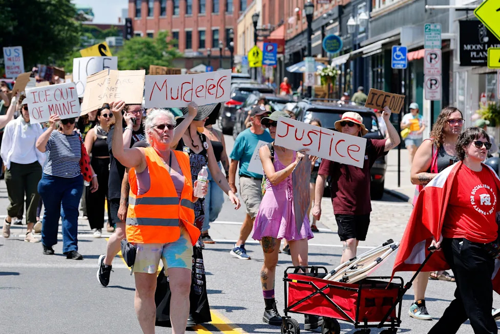 Poll: About 8-in-10 Independents Say ICE Used Excessive Force — A Midterms Risk For Republicans