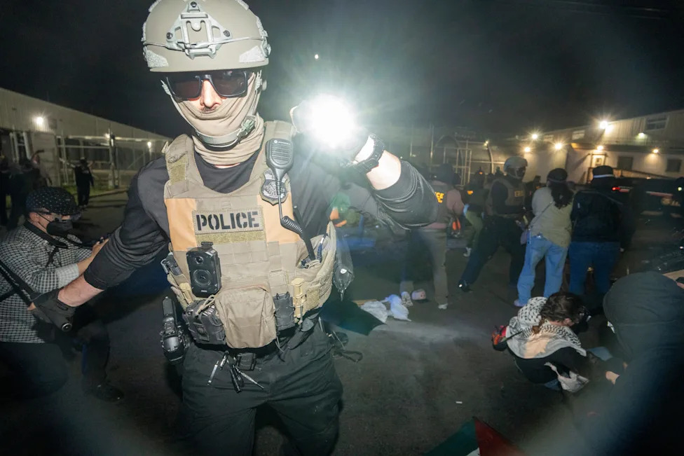 Poll: About 8-in-10 Independents Say ICE Used Excessive Force — A Midterms Risk For Republicans