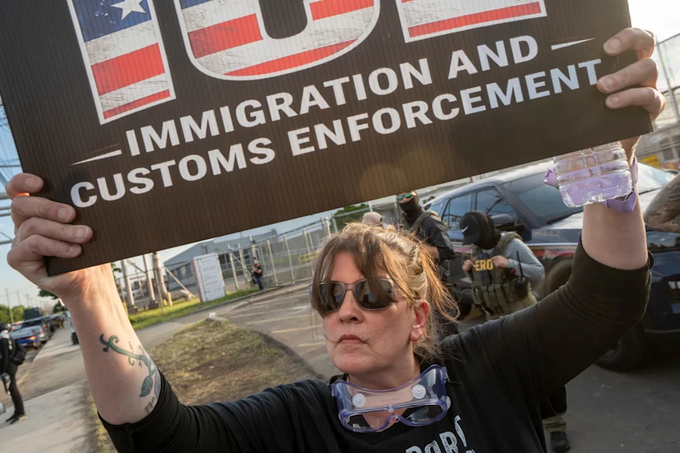 Poll: About 8-in-10 Independents Say ICE Used Excessive Force — A Midterms Risk For Republicans
