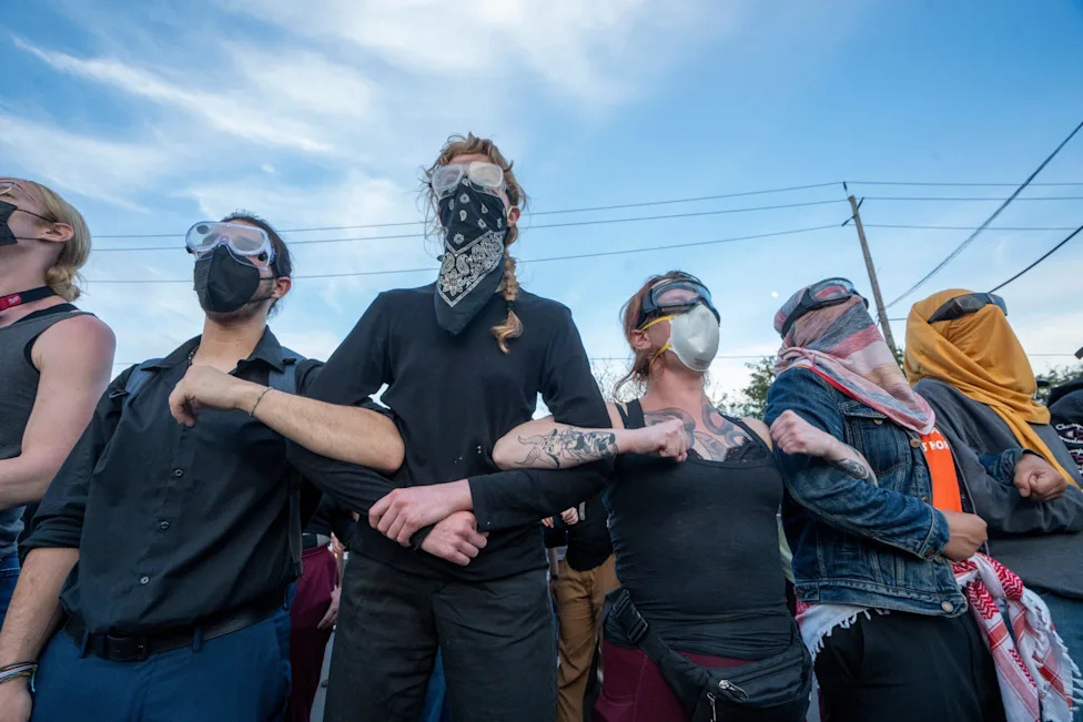 Poll: About 8-in-10 Independents Say ICE Used Excessive Force — A Midterms Risk For Republicans