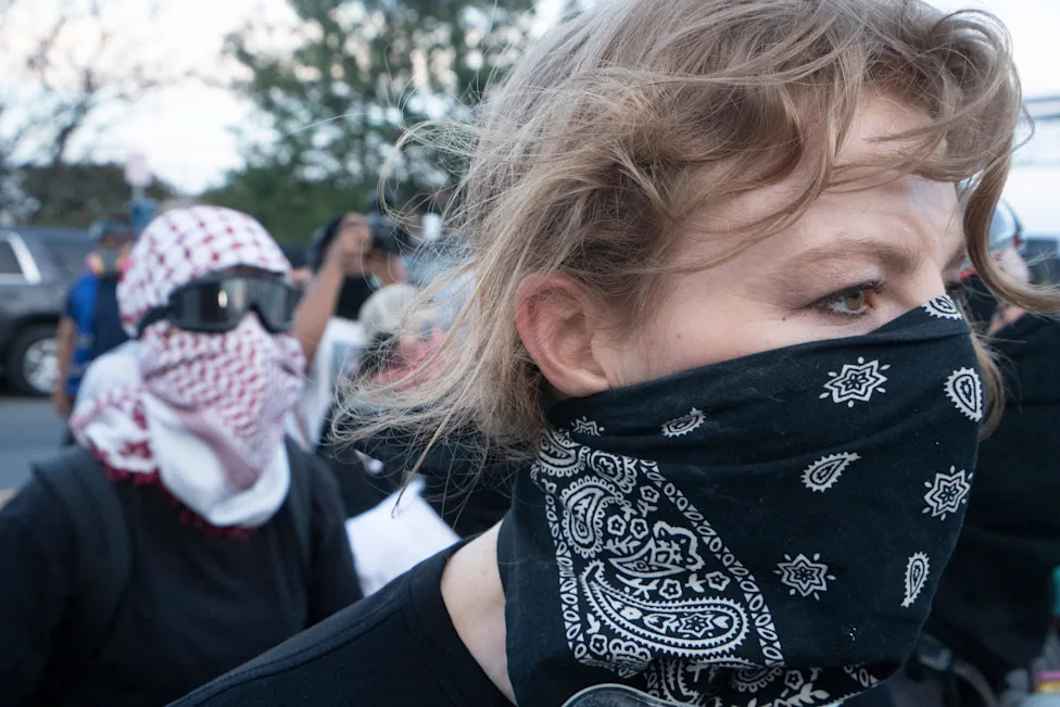Poll: About 8-in-10 Independents Say ICE Used Excessive Force — A Midterms Risk For Republicans