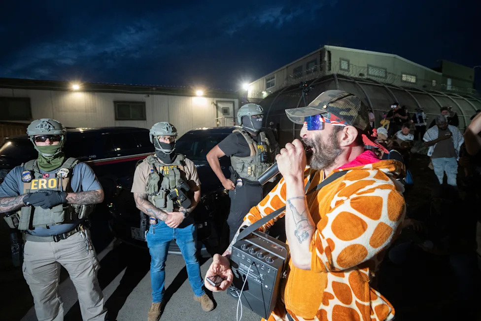 Poll: About 8-in-10 Independents Say ICE Used Excessive Force — A Midterms Risk For Republicans
