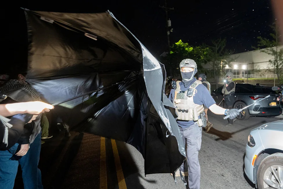 Poll: About 8-in-10 Independents Say ICE Used Excessive Force — A Midterms Risk For Republicans
