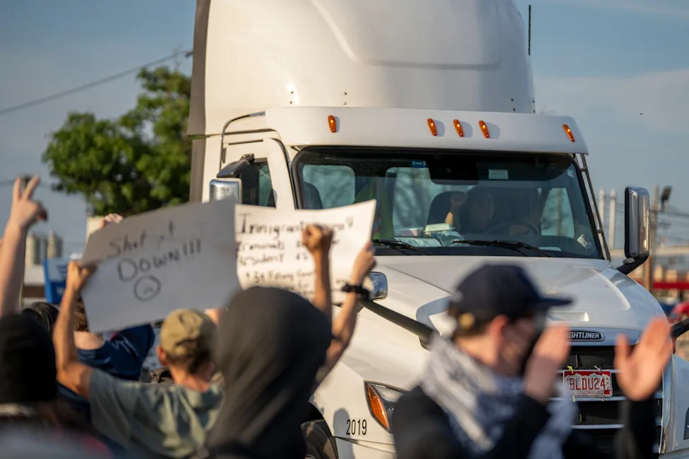 Poll: About 8-in-10 Independents Say ICE Used Excessive Force — A Midterms Risk For Republicans