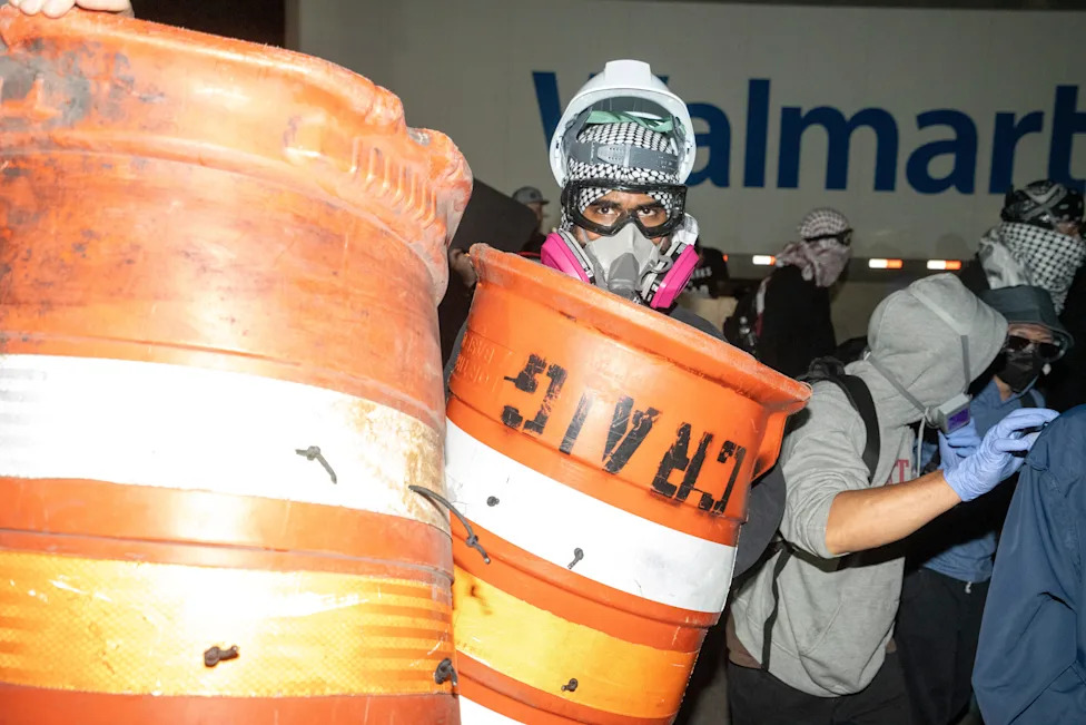 Poll: About 8-in-10 Independents Say ICE Used Excessive Force — A Midterms Risk For Republicans