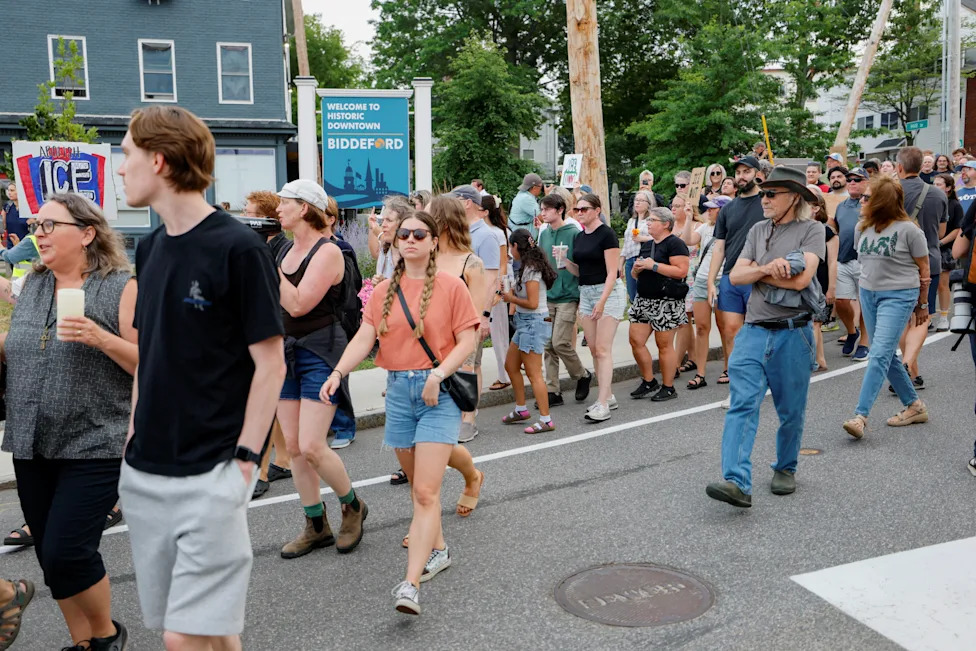 Poll: About 8-in-10 Independents Say ICE Used Excessive Force — A Midterms Risk For Republicans