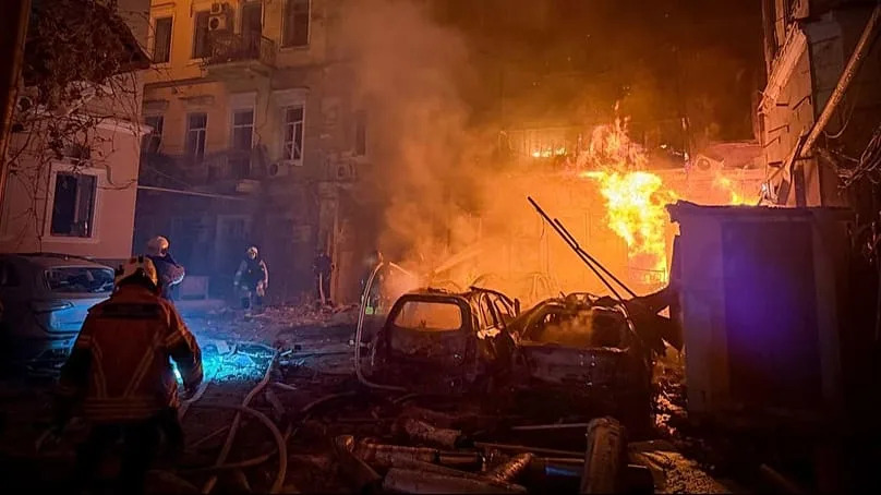 13 Poginulih i Oko 90 Povređenih: Rusija Pojačala Noćna Bombardovanja Ukrajinskih Gradova