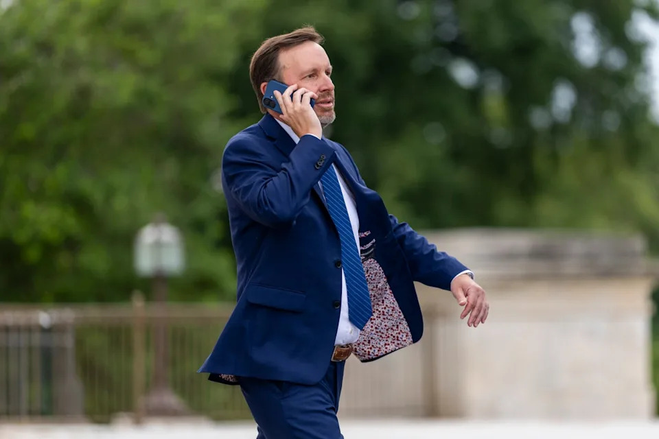 Sen. Murphy Says He'd Back A 'Bad Deal' To End Iran War As Strait Of Hormuz Remains Blocked