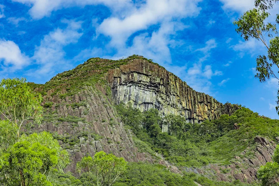 Dramatic Overnight Rescue: Hiker Saved After Spending Night on Mount Beerwah Cliff