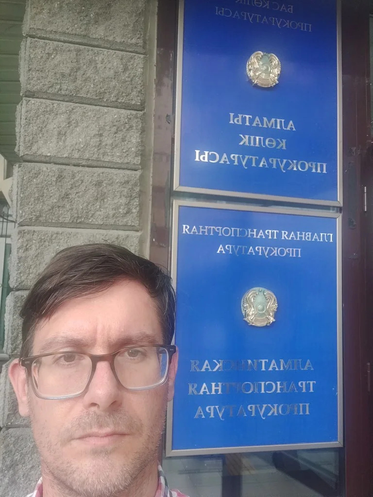 Otac iz Kalifornije štrajkuje glađu u Almatiju: tvrdi da mu je bivša supruga otela autističnog sina