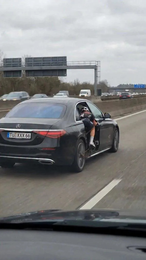 Provereno: Viralni video 'Biciklista Pokreće Mercedes Na Autobahnu' Je Laž — Snimak Je AI-Generisan