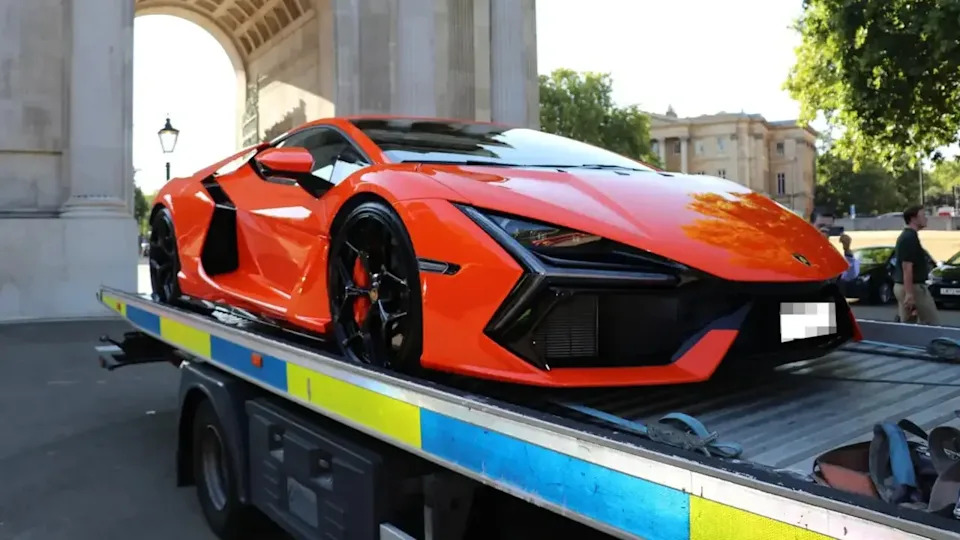 London: Policija Zaplenila 90 Superautomobila — Uhapšen Vozač Sa Retkim Ferrariem Monza SP2