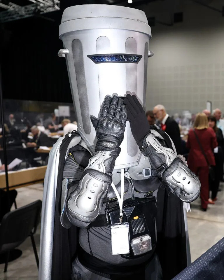 Count Binface, a Trash-Can–Clad Candidate, Emerges as Leading Challenger in Clacton By-Election