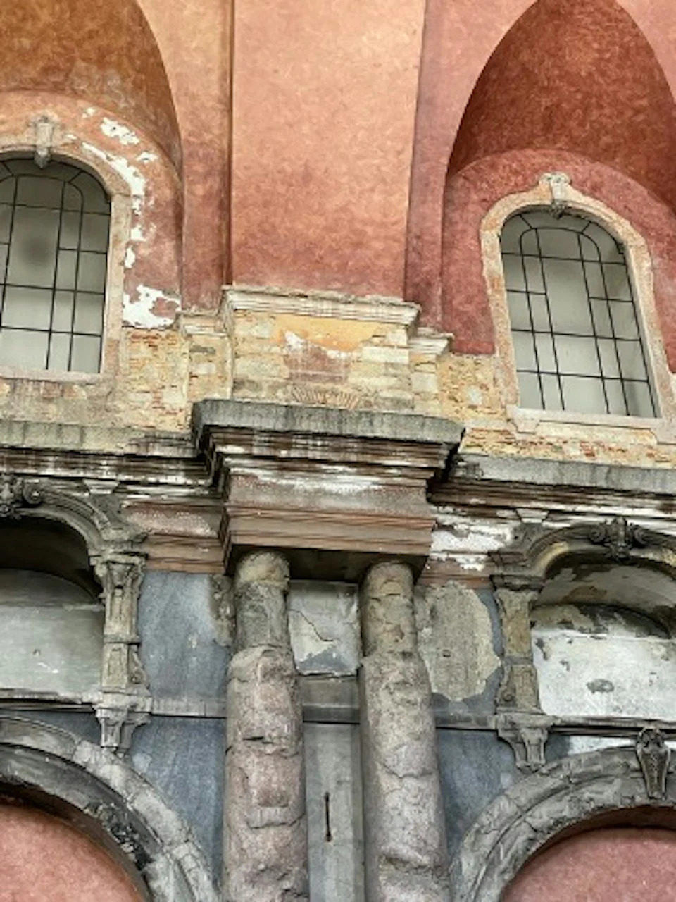 Izgoreno, A Ne Uništeno: Kako Spasiti Istorijske Kamene Zgrade Posle Šumskih Požara