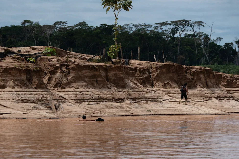 Peru Pojačava Borbu Protiv Ilegalnog Rudarenja Zlata — Mornarica Uništila Desetine Motora u Amazoniji