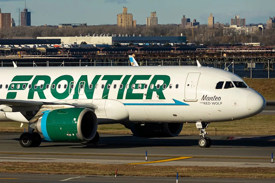 Frontier Pilots Request Medical Aid After Four Flight Attendants Report Headaches and Nausea Mid‑Flight
