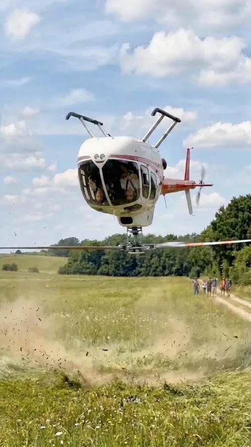 Lažan AI-video: Helikopter 'sleće naglavačke' u polju — Hive ocenio 95,2% verovatnoće