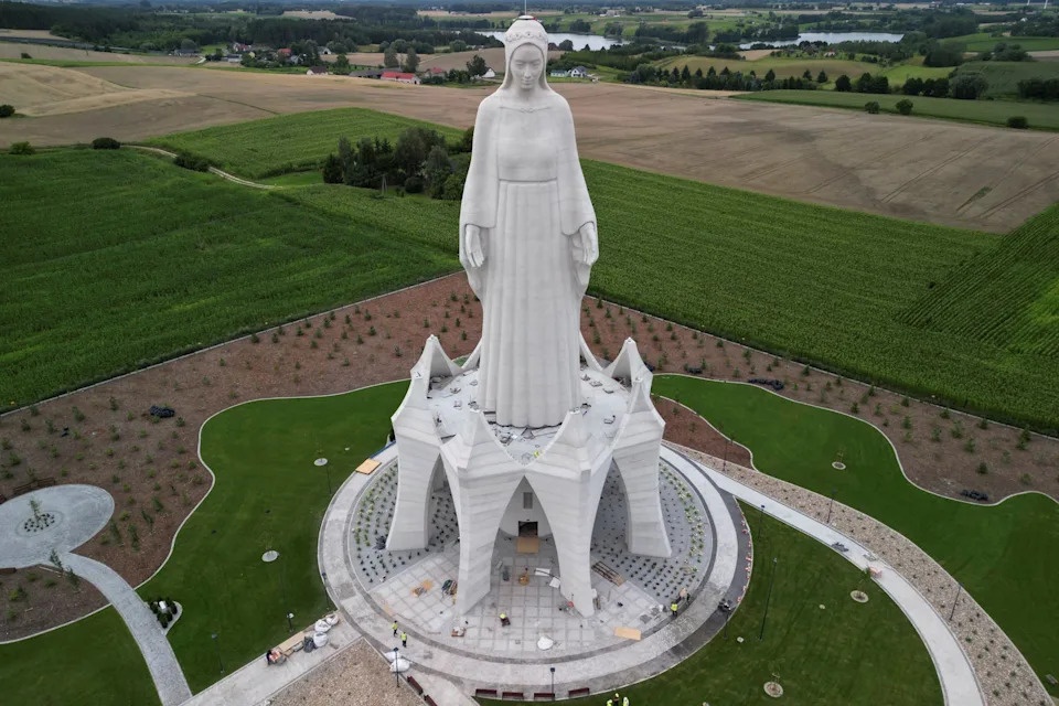 U malom selu u Poljskoj otkrivena statua Device Marije visoka 55,6 m — najveća u Evropi