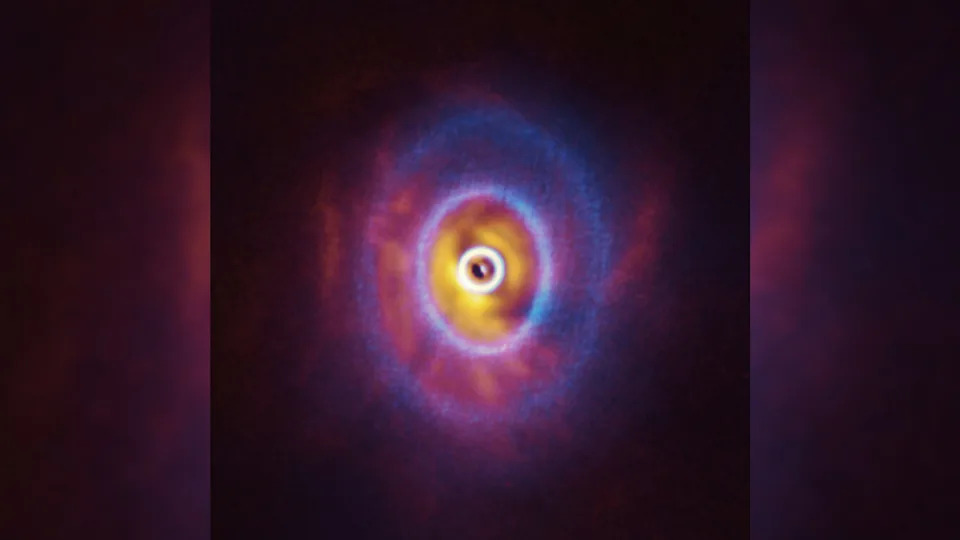 Ogroman Tok Gasa Nagnuo Protoplanetarni Disk u Sazvežđu Orion — Moguće Objašnjenje Neobičnih Orbita