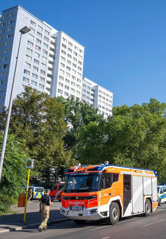 Dramatično spašavanje u Berlinu: Žena skočila sa 11. sprata i pala u ruke vatrogasca