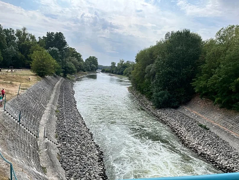Mađarska potapa splavove i otvara zasuhe: Hitna akcija da se podigne Dunav i zaštiti nuklearka Paks
