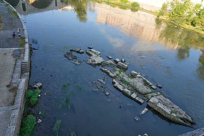Retki prizor u Rimu: Suša iznela ostatke Pons Neronis iz Tibra