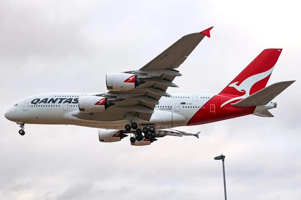 Radna lampa od 13 inča zaboravljena u krilu A380 — avion leteo za Dallas, lampa pronađena nakon dva dana