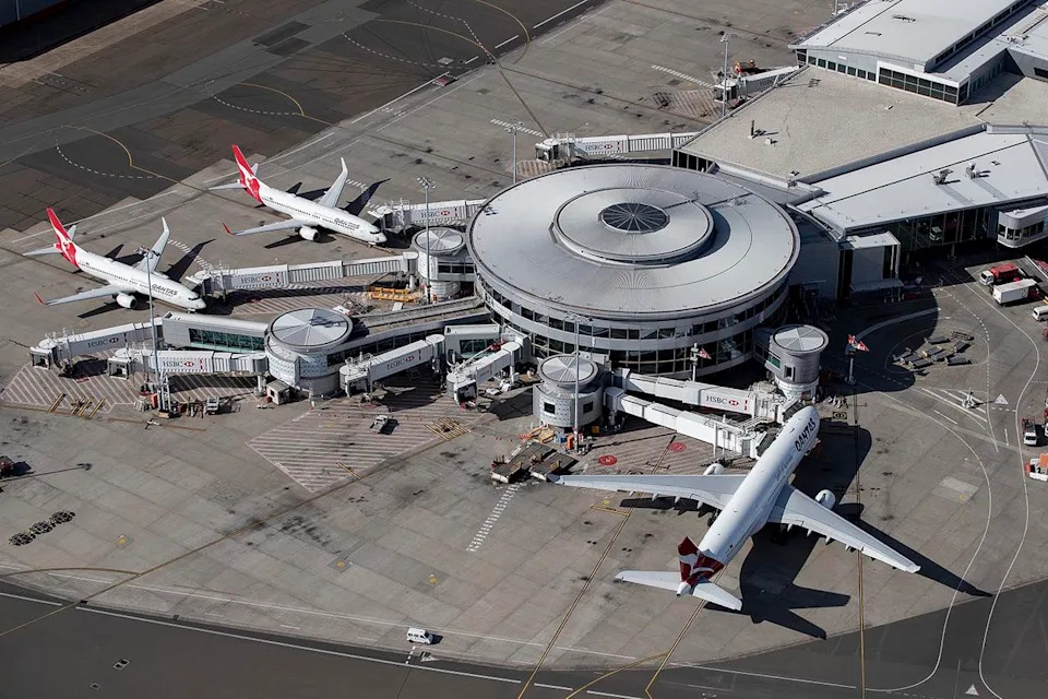 Radna lampa od 13 inča zaboravljena u krilu A380 — avion leteo za Dallas, lampa pronađena nakon dva dana