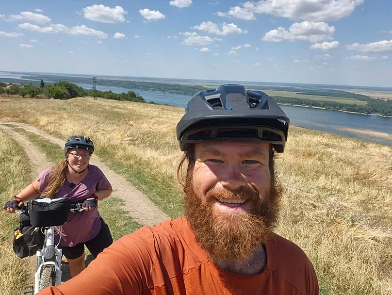 „Mrlje nade“ na suvom Dunavu: 3.000 km biciklom kroz sušu, krize i projekte obnove
