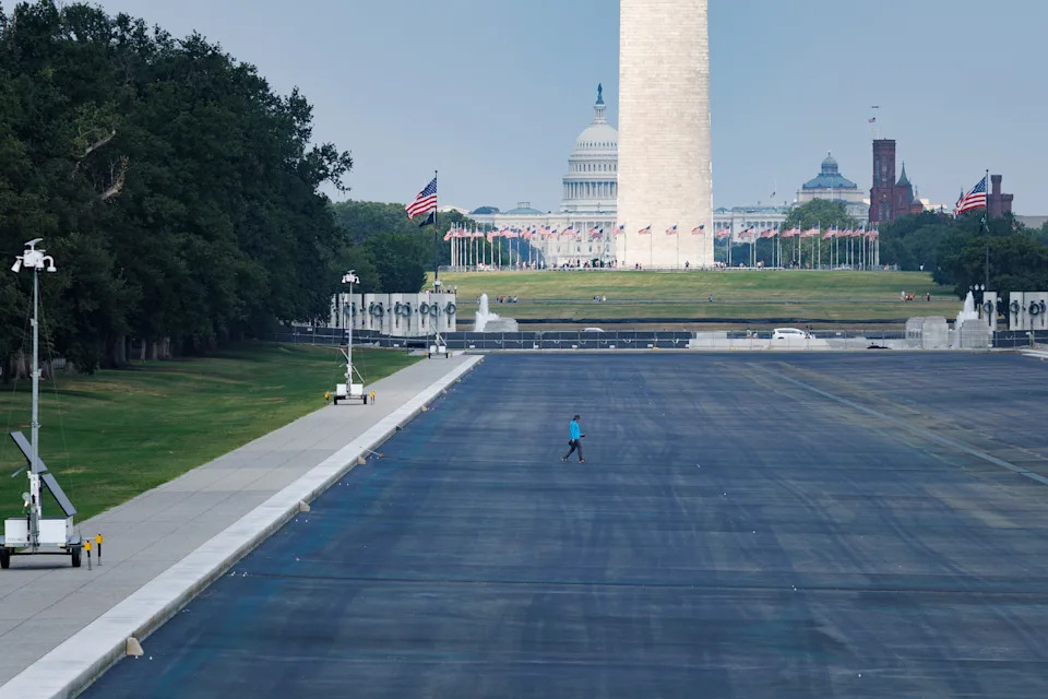Trump’s Late-Night AI Post Backfires as Algae-Tinted Image References Lincoln Reflecting Pool